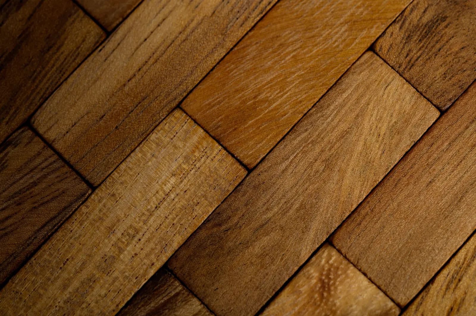 The background of each piece of wood is arranged in rows